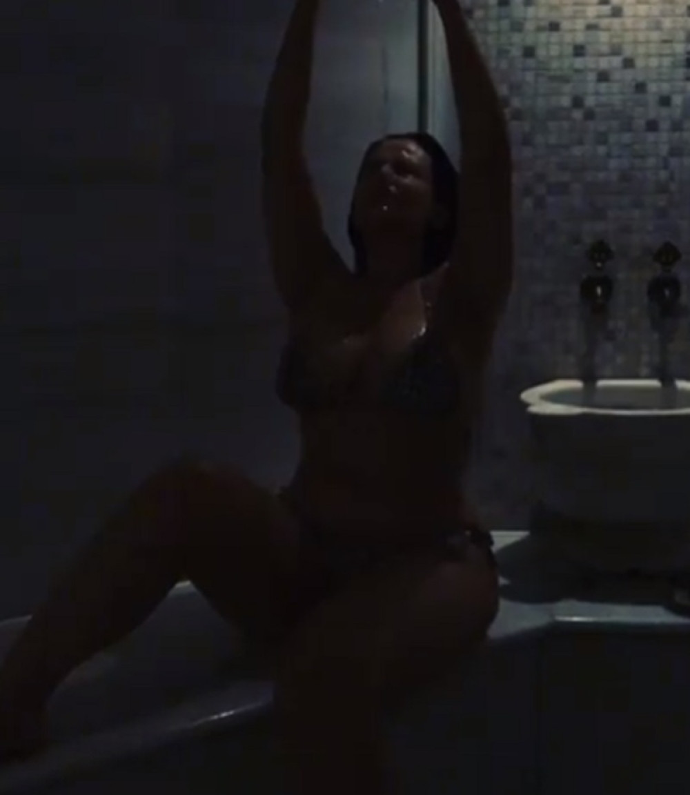 ISPLIVAO VRELI SNIMAK NAŠE PEVAČICE!!! Polugola se polivala vodom i mamila muškarce! (VIDEO)