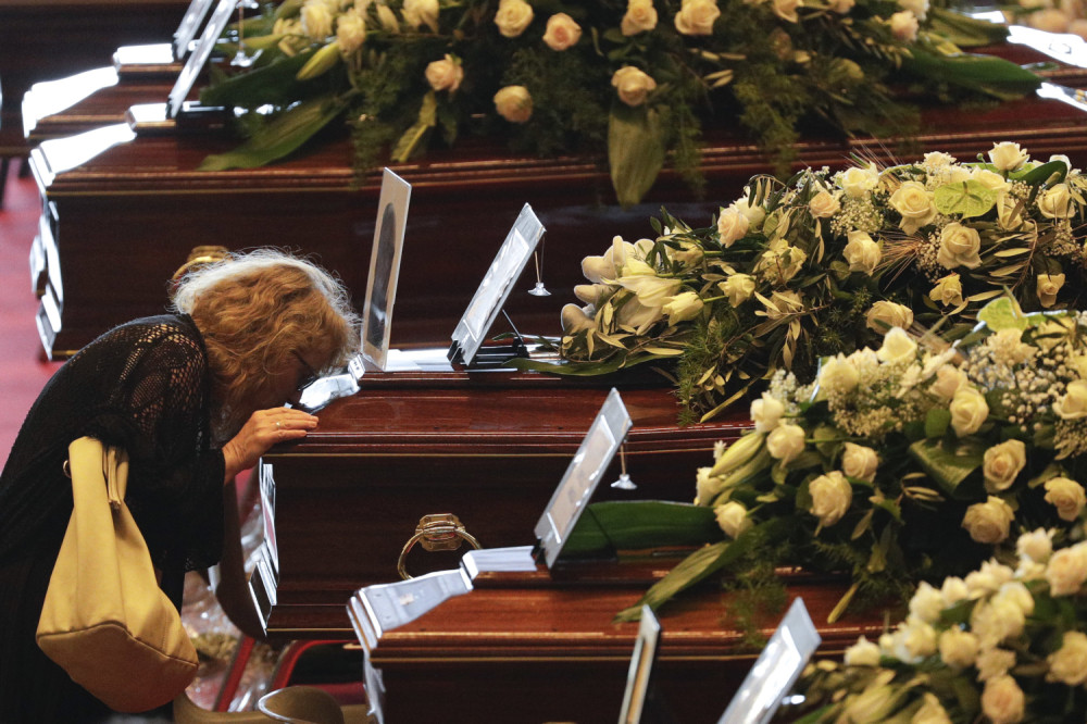 Potresne scene sa sahrane nastradalih na "MOSTU SMRTI"! Pogledajte kako su fudbaleri ISPRATILI POGINULOG DRUGA! (FOTO)