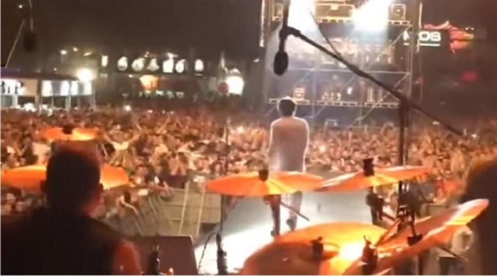 Atmosfera se polako USIJAVALA, a onda je slavni hrvatski košarkaš izleteo na scenu i sa Neletom počeo da PRAŠI GITARU (VIDEO)