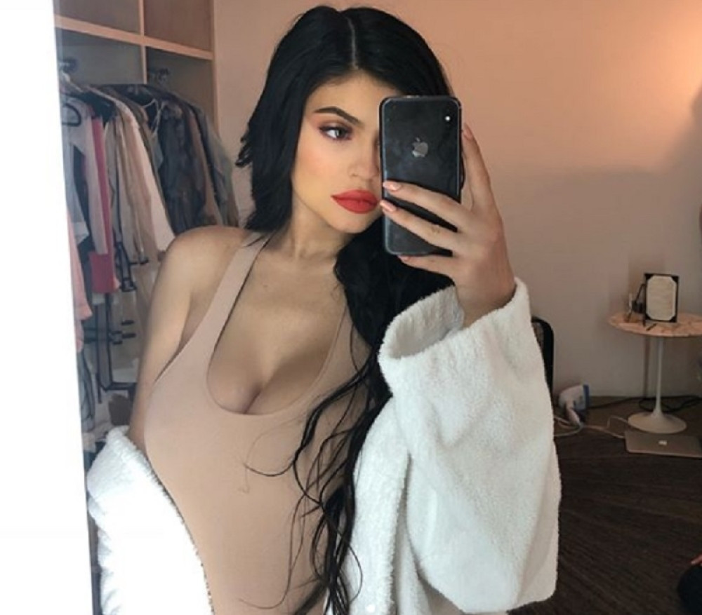 POZNATE CICE IMAJU NOVU OMILJENU POZU ZA FOTKANJE! Slikajte se ovako i imaćete dugačke i vitke noge