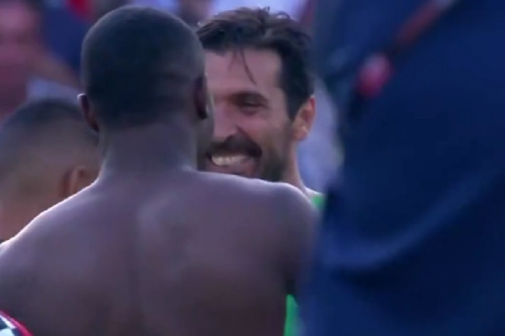 Bufonu prišao klinac, ŠAPNUO mu nešto, a onda se Italijan oduševio i dao mu dres! (VIDEO)