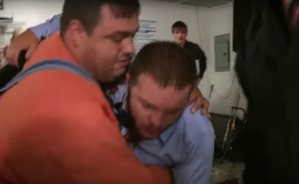 SVEŠTENIK PUSTIO DA GA UJEDE ZVEČARKA, PA VERNICIMA REKAO: "Ne brinite, Bog me čuva"