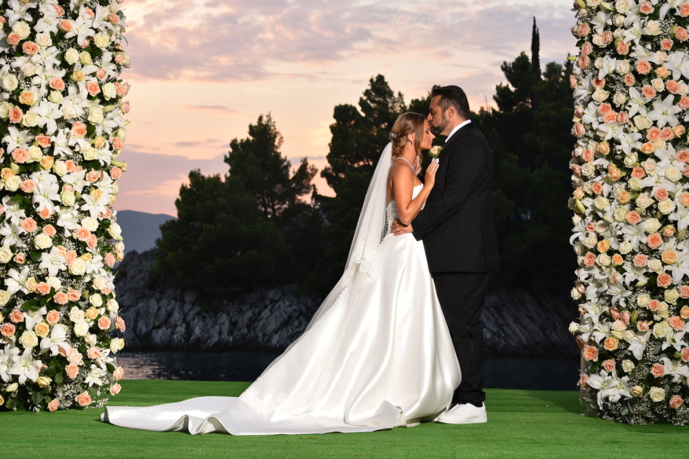 ZVANICE IZ CELOG SVETA NA KARIĆEVOJ SVADBI! Nakon glamuroznog venčanja na Svetom Stefanu, sledi svadba u Beogradu! Zanemećete kada čujete šta spremaju za taj dan!