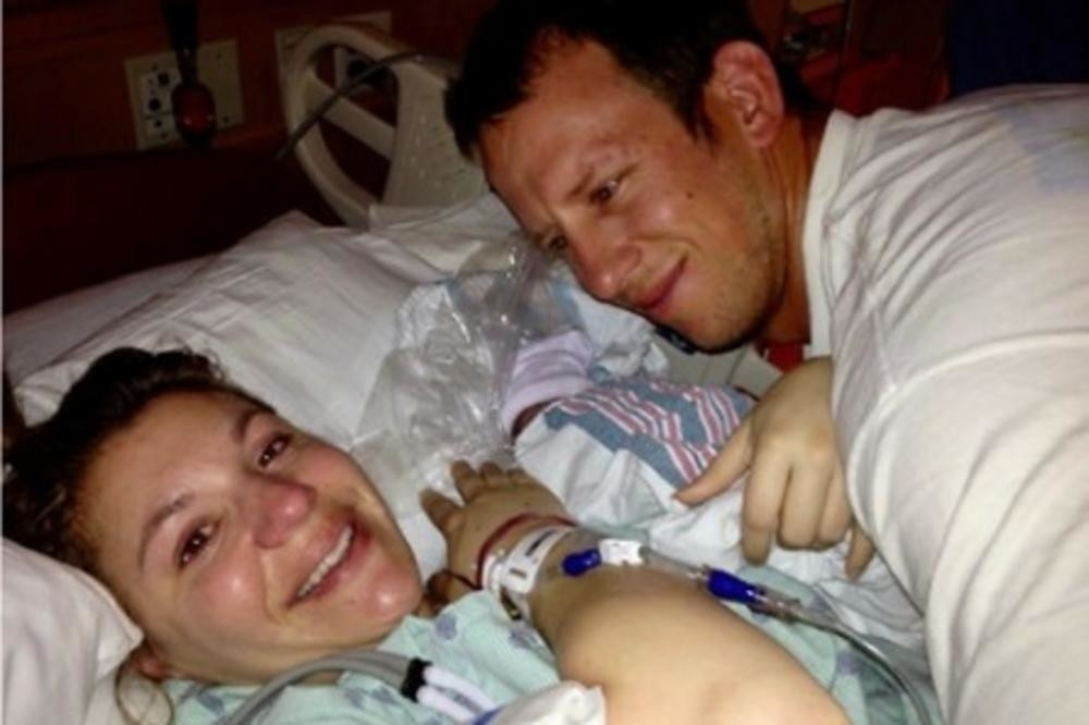 FOTOGRAFIJA VODITELJKE KOJA JE POTRESLA SVET: Smejala se dok joj je beba umirala na rukama, a njeno opravdanje bolje da ne čujete!