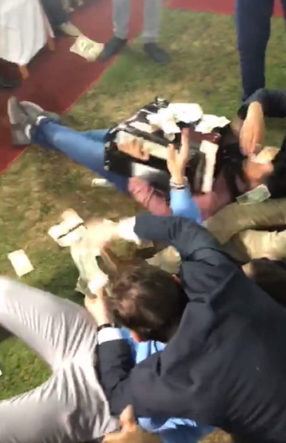 Miloša i kolege oborili na pod, a onda je počelo da leti na sve strane... Ako uspete da prebrojite, svaka čast! (VIDEO)