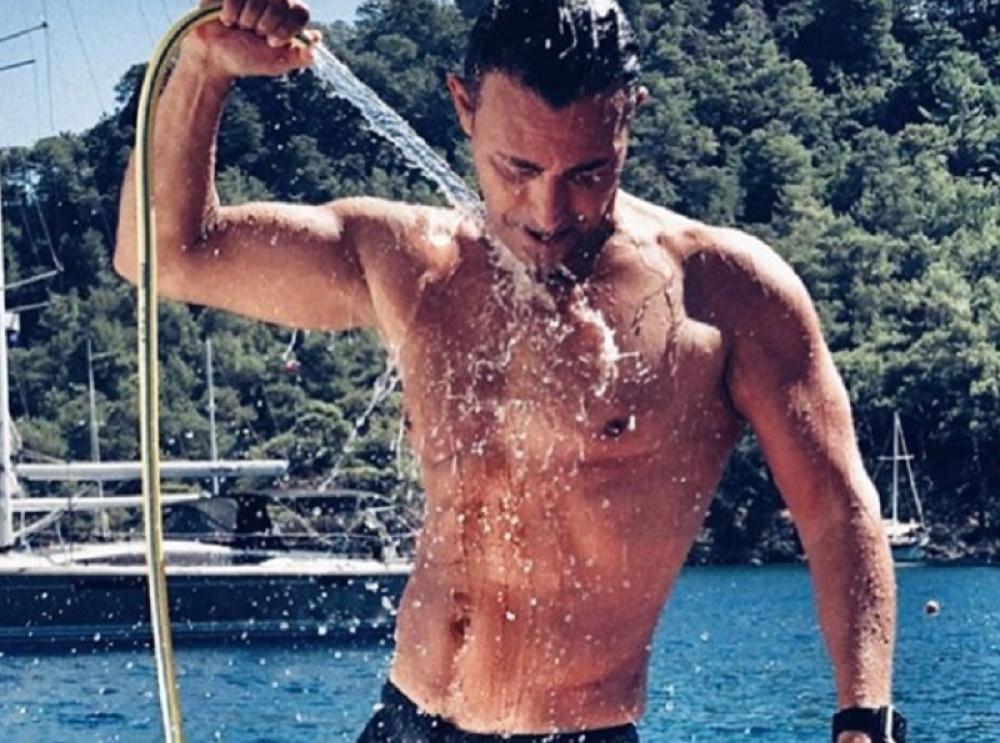 Danas važi za opasnog mačo frajera, ali malo ko zna kako je izgledao pre braka sa Eminom!  VRCKAO JE BOLJE NEGO RIKI MARTIN!