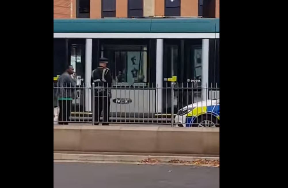 Policajka stala da pomogne dedi, a komunalac je odmah POTEGAO OLOVKU (VIDEO)