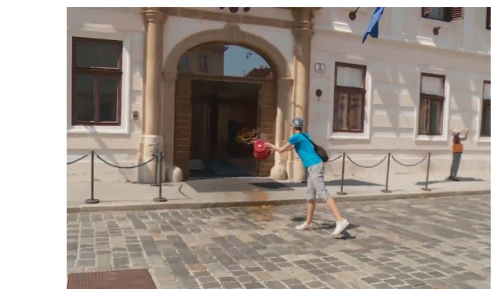 Prosula kofu fekalija ispred zgrade hrvatske vlade i najavila NOVE AKCIJE (FOTO)
