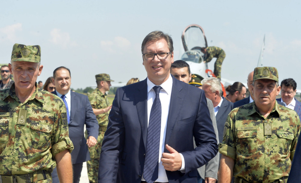 Predsednik Vučič je pre uzletanja MiG 29 uradio jednu stvar i oduševio sve prisutne na aerodromu u Batajnici (FOTO)