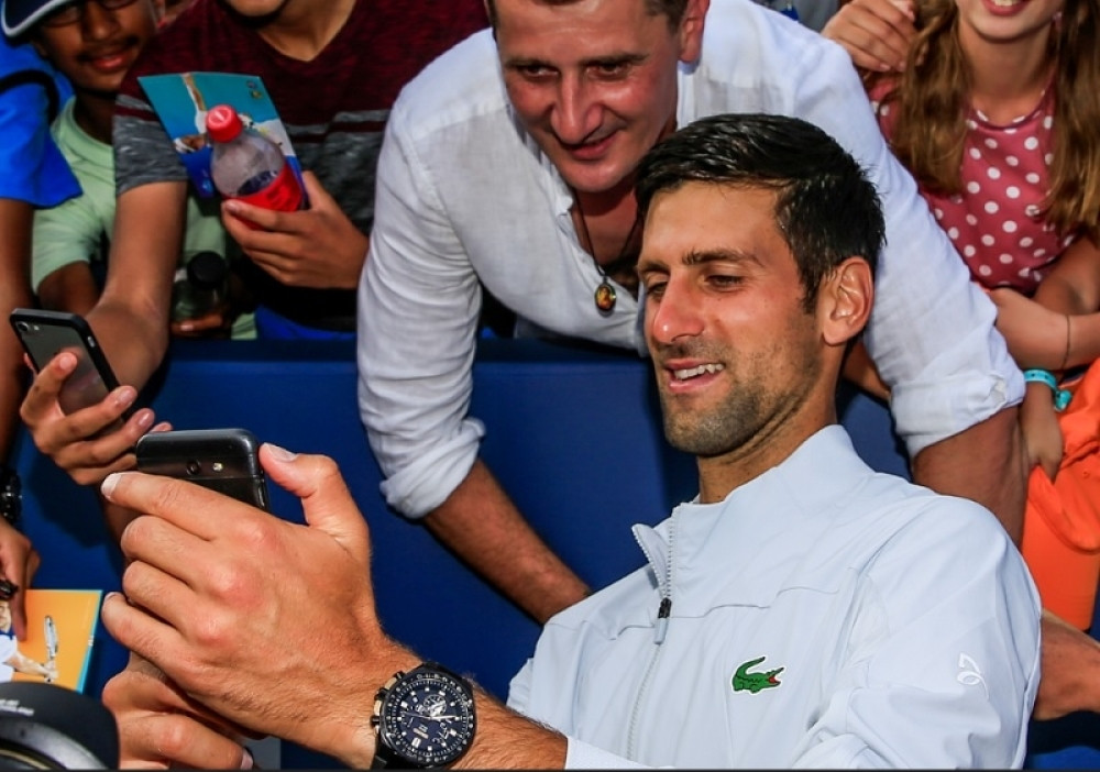 Kad bi samo znali na koga je Novak NALETEO na putu za Šangaj, ON sad DRMA SVET, a ovaj drugi je to radio nekada! (FOTO)