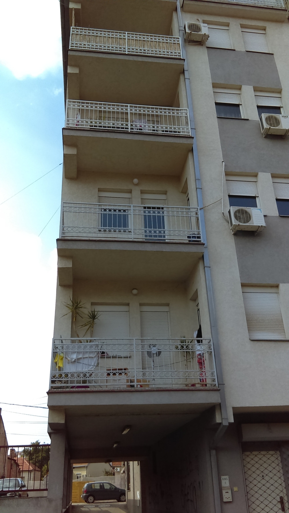 Studenti se opustili i đuskali na prvom spratu, minut kasnije - scena kao u filmu! (VIDEO)