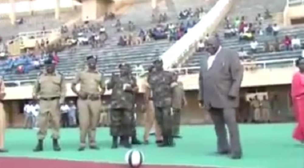 Vicepremijer Ugande krenuo da šutne loptu, a onda mu se SMRAČILO PRED OČIMA (VIDEO)