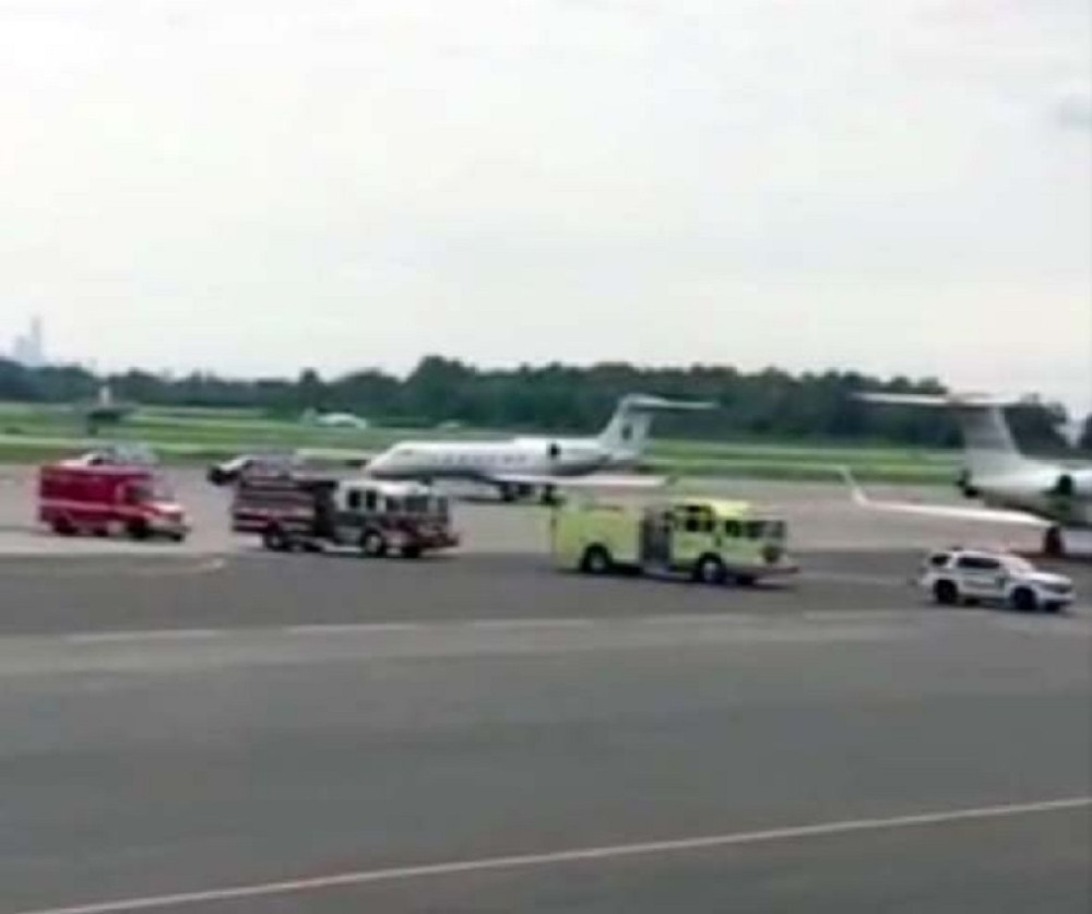 Avion uspešno sleteo i pored uništenih točkova, pa se slavni putnik koji je preživeo dramu zahvalio fanovima, a onda POČEO DA PSUJE PO OSTALIMA!