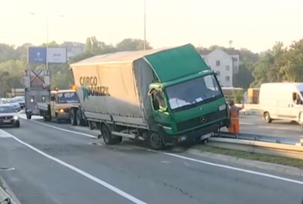 Nesvakidašnja nesreća na Mostarskoj petlji, saobraćaj USPOREN!