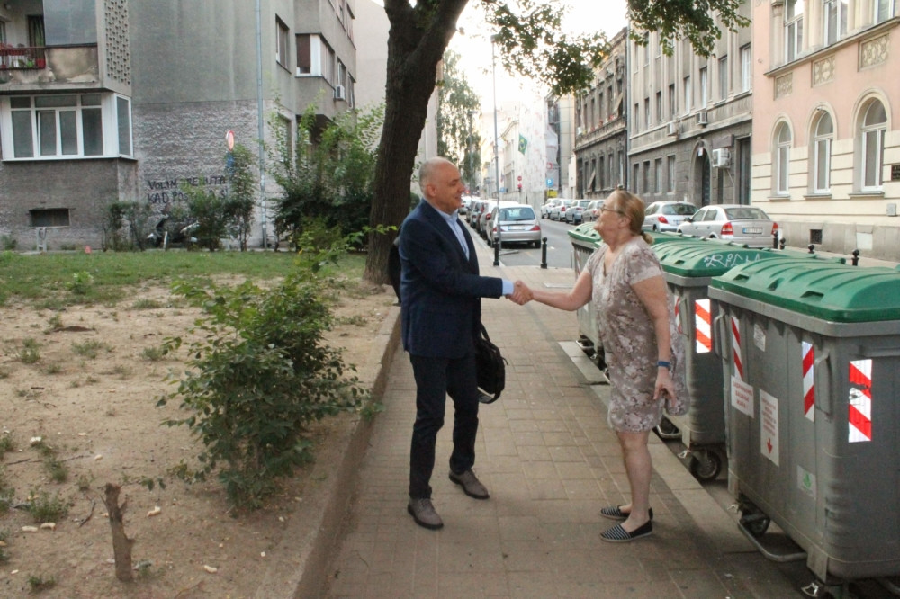 Gradonačelnik svakog jutra ide peške na posao i ispriča se sa svima! (FOTO)