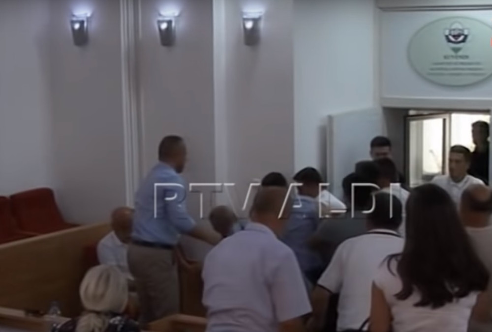 Brutalna tuča u Skupštini Preševa, jedva razdvojili ODBORNIKE! (VIDEO)