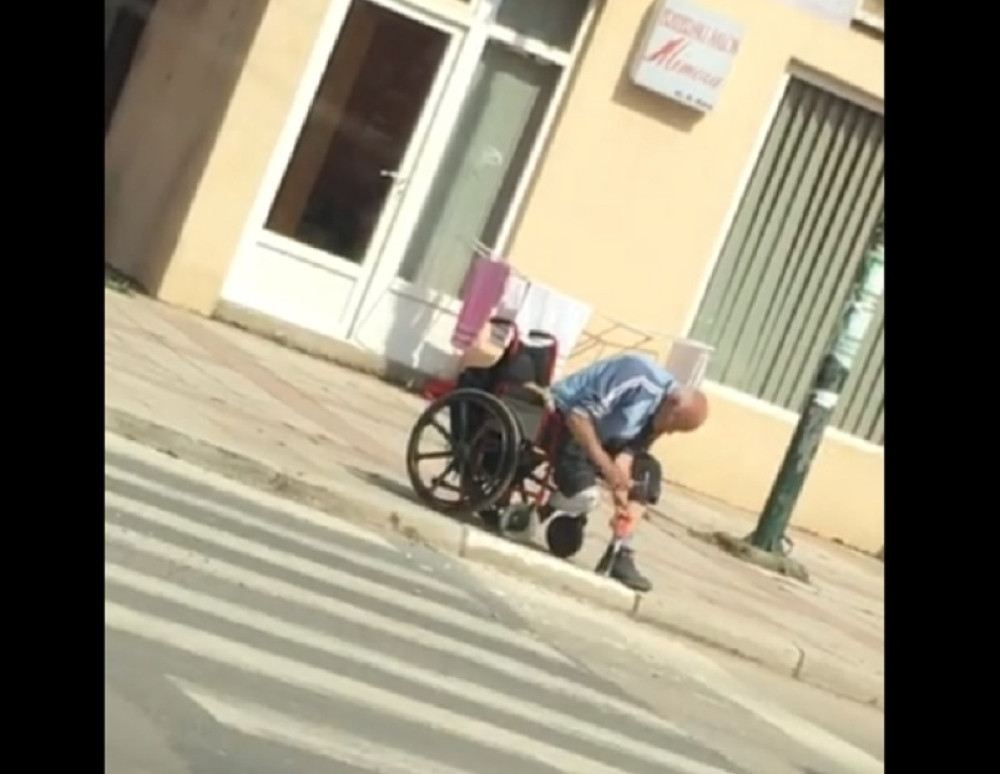 Čovek u kolicima uzeo čekić i počeo da bije po trotoaru, a razlog će vas rasplakati (VIDEO)