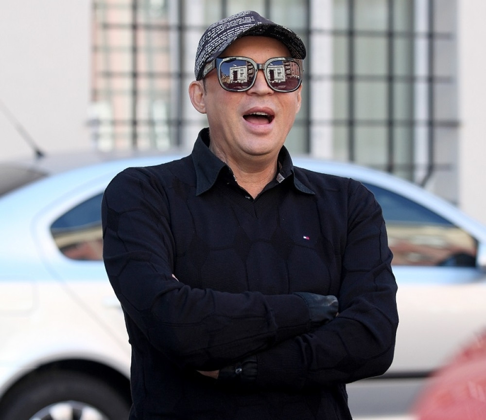 OBLAČIO SE KAO ŽENA, ŠMINKAO I NOSIO PERIKE: Evo kako je KARAMELA izgledao pre svih plastičnih operacija! (FOTO)