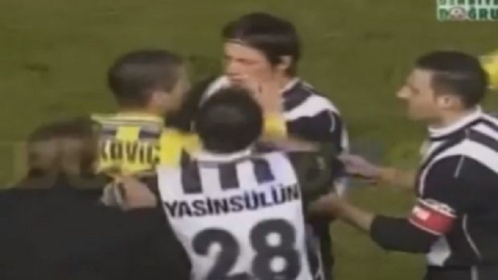 Ceo tim Bešiktaša SKOČIO NA BATU MIRKOVIĆA, a on kao lav, SAM PROTIV SVIH! (VIDEO)