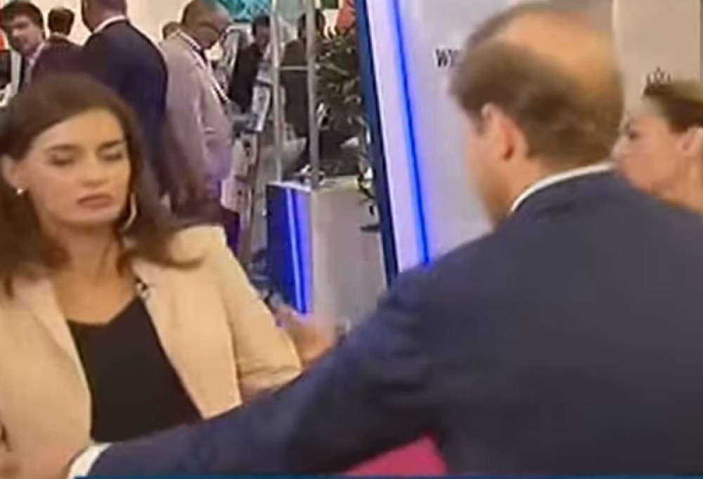 Novinarka pala u nesvest dok je intervjuisala ministra, on prvi PRISKOČIO U POMOĆ! (VIDEO)