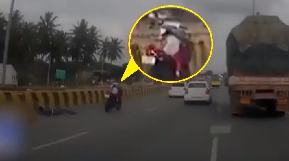 Roditelji doživeli udes i pali sa motocikla, a njihova beba nastavila da "vozi" kroz gust saobraćaj, sve dok se nije zakucala u ogradu! (VIDEO)