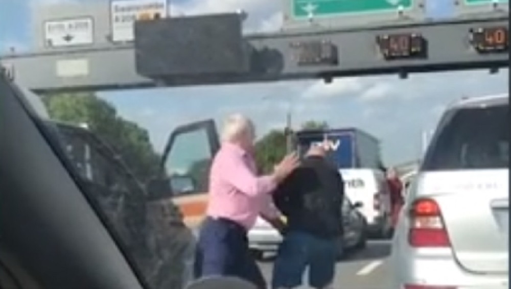 Čiče se potukle na naplatnoj rampi, sevale pesnice, a razlog je bizaran (VIDEO)