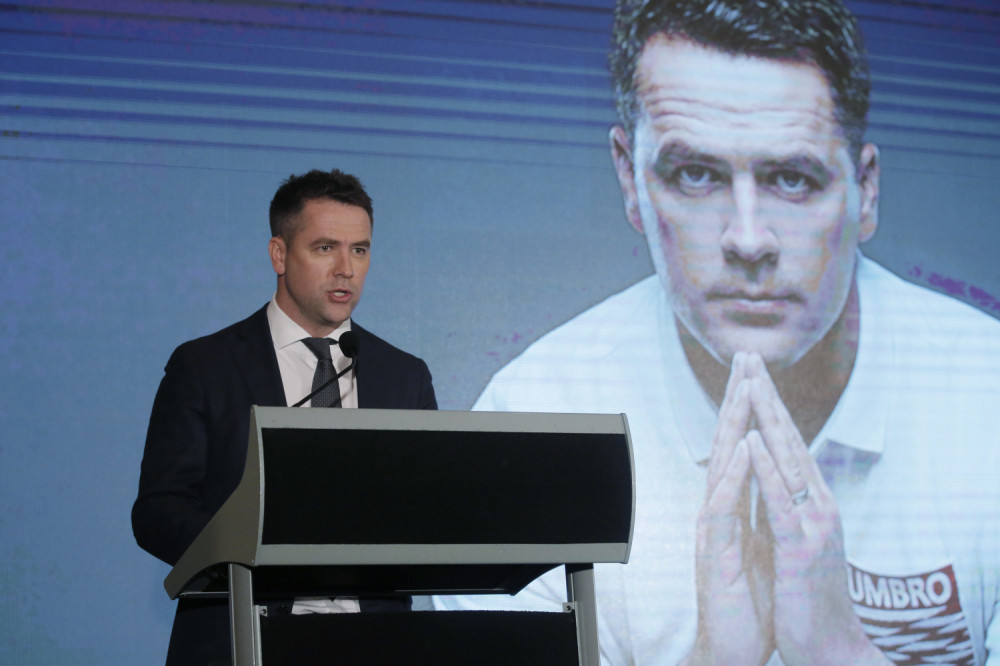 Prestanite da dovodite starce i kupite napadača za budućnost!