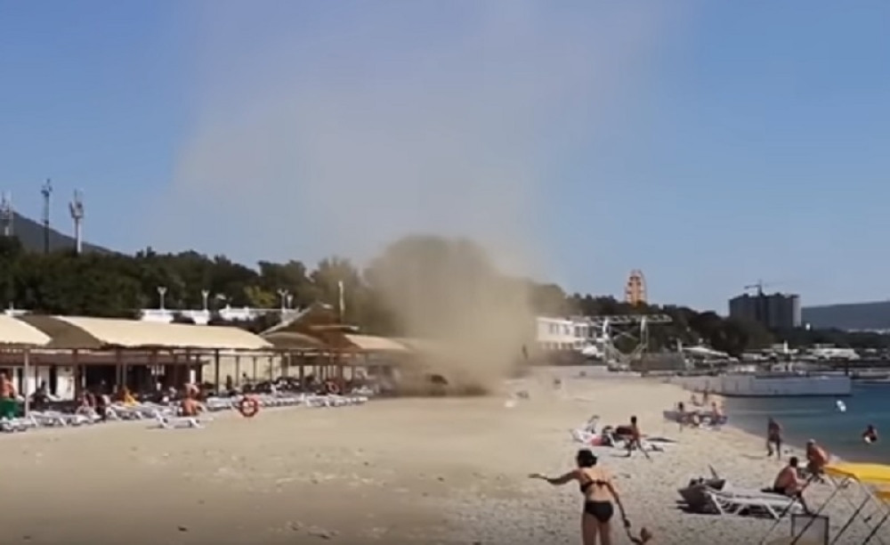 HAOS! Tornado protutnjao plažom, ležaljke letele kao novogodišnje konfete, turisti bežali glavom bez obzira...