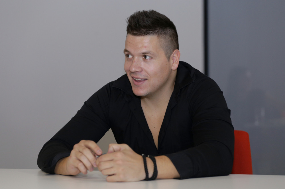 Pogledajte u čijem je vlasništvu besna mašina u kojoj se dovezao pevač Slobodan Radanović (FOTO)