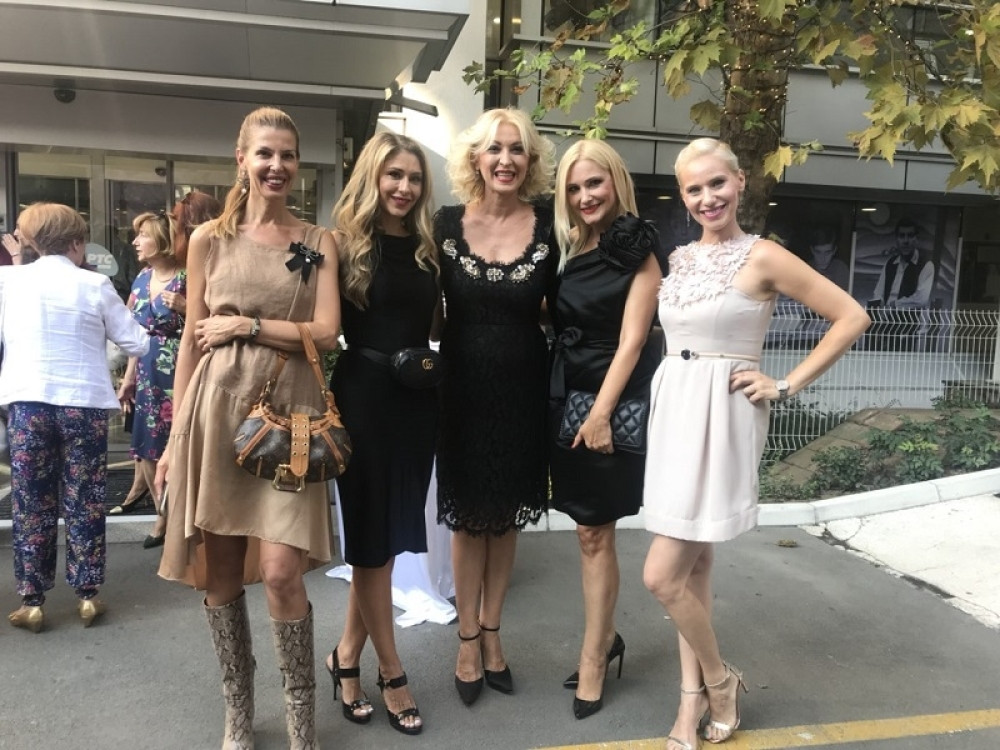 JAVNI SERVIS PROSLAVIO 60 GODINA POSTOJANJA: Picnule se RTS devojke! (FOTO)