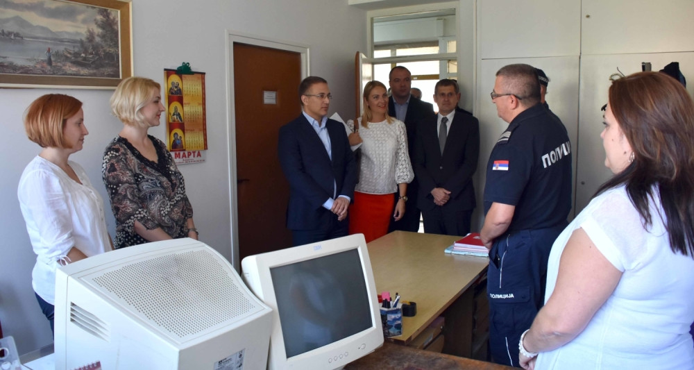 Bolji uslovi za policajce - bezbedniji građani!