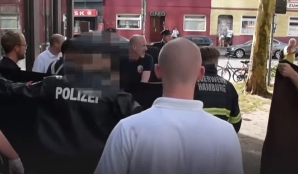 Mladića (26) pred 25 kolega ubio punjač za mobilni telefon! KAO METAK MU SE ZARIO U SRCE! (VIDEO)