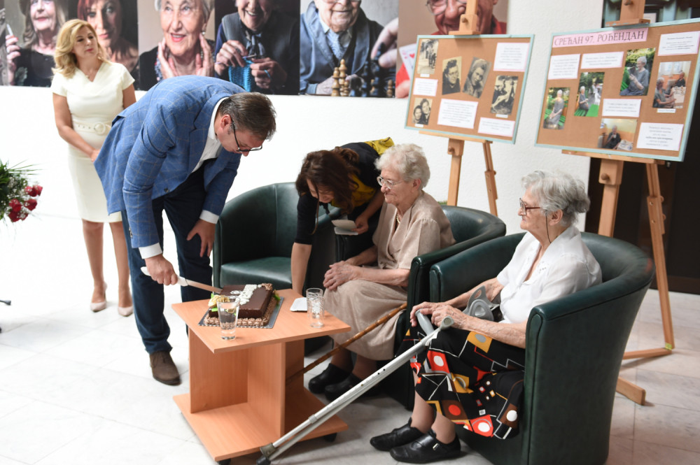 Baka Milica sa Vučićem proslavila svoj 97. rođendan, evo koji poklon je dobila (FOTO)