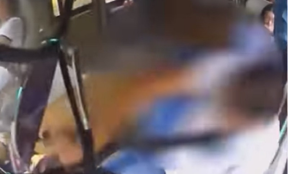 UZNEMIRUJUĆ VIDEO! Vozaču autobusa doleteo kamen veličine lopte u glavu dok je vozio putnike, usledila je drama!