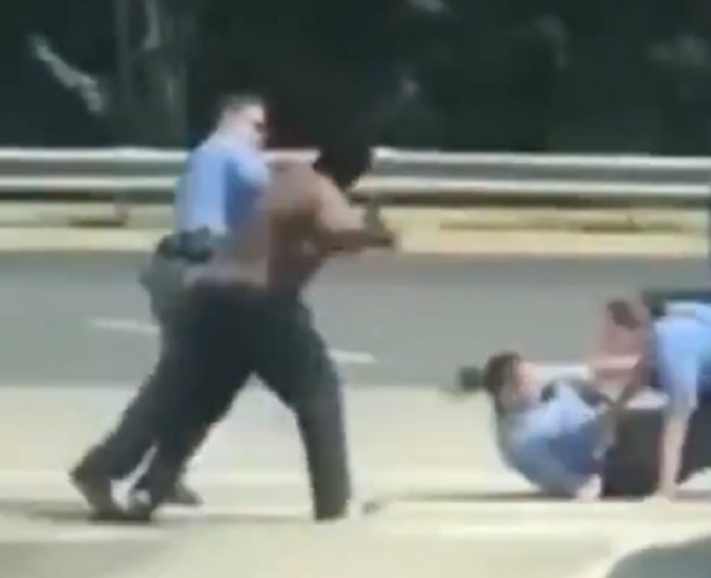 TUKAO SE SA ŠEST POLICAJACA! Kad vidite šta je usledilo nakon pesničenja, neće vam biti dobro (VIDEO)