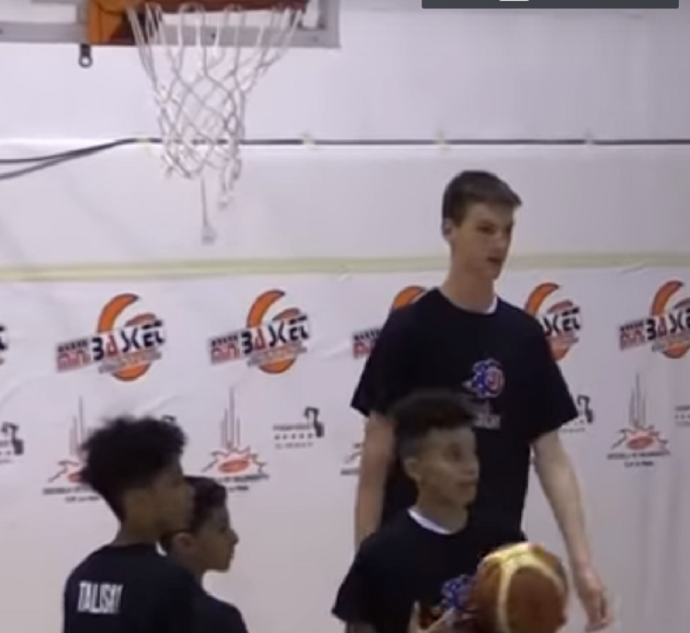 Dugajlija iz Francuske ima samo 12 godina, a visok je toliko da već sada zakucava bez skakanja (VIDEO)