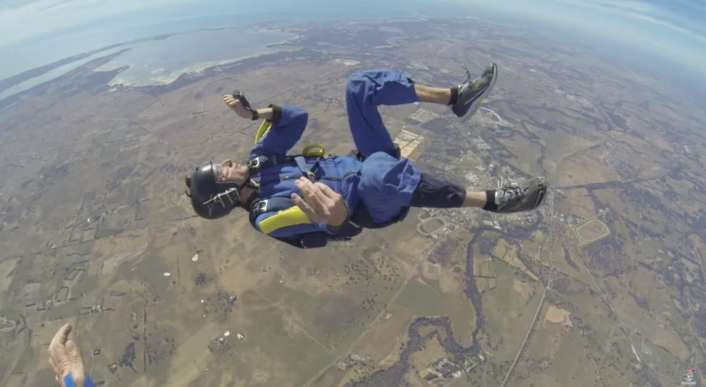 Padobranac doživeo epileptični napad na 3.000 metara, a onda je njegov kolega uradio nešto NEVEROVATNO! (ZASTRAŠUJUĆ VIDEO)