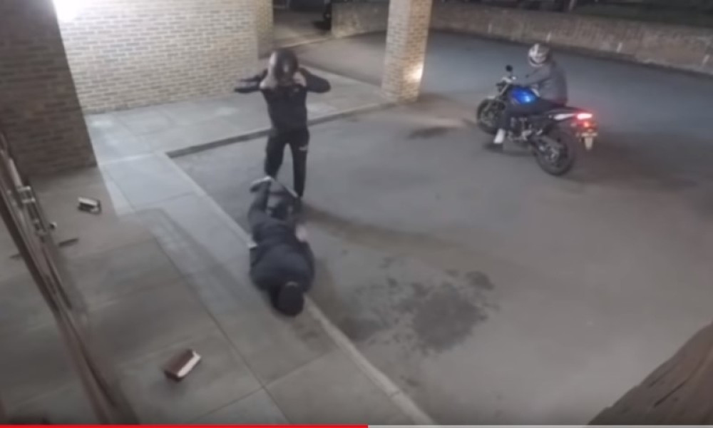 Lopovi hteli da provale u zgradu, ali je jedan pao kao pokošen! Kada budete videli šta mu se desilo, OSTAĆETE U ŠOKU! (VIDEO)