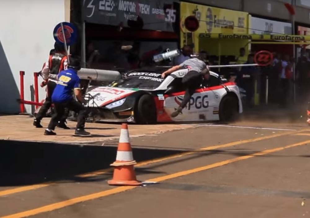 Stravična nesreća na automobilskoj trci, ljudi leteli u vazduh kao igračke! (UZNEMIRUJUĆ VIDEO)