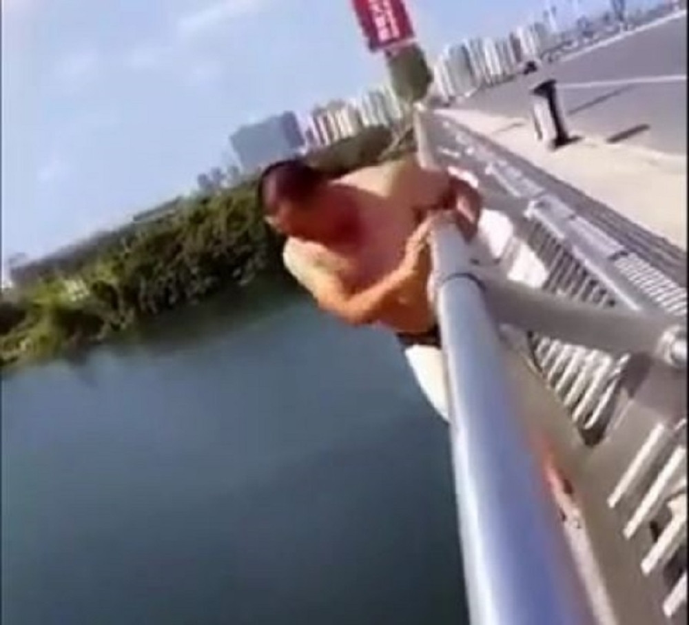 Hteo je da ispadne "šmeker", doveo je i gledaoce, skočio je, a onda se dogodila ova stravična stvar! (UZNEMIRUJUĆ VIDEO)