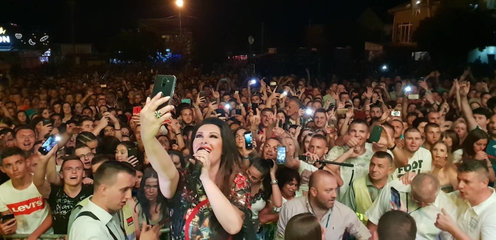 SPEKTAKL! Draganu Mirković u Vranju fanovi dočekali transparentima