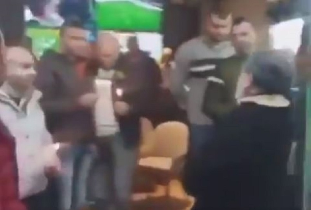 Ovo može samo u Albaniji, POP OSVEŠTAVA KLADIONICU, a likovi drže sveće i NEMAJU POJMA šta rade! (VIDEO)