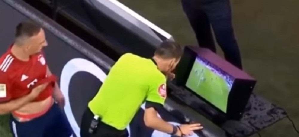 Riberi glumio sudiju i gledao VAR, kada ga je PRAVI" arbitar primetio - nastao je haos! (VIDEO)