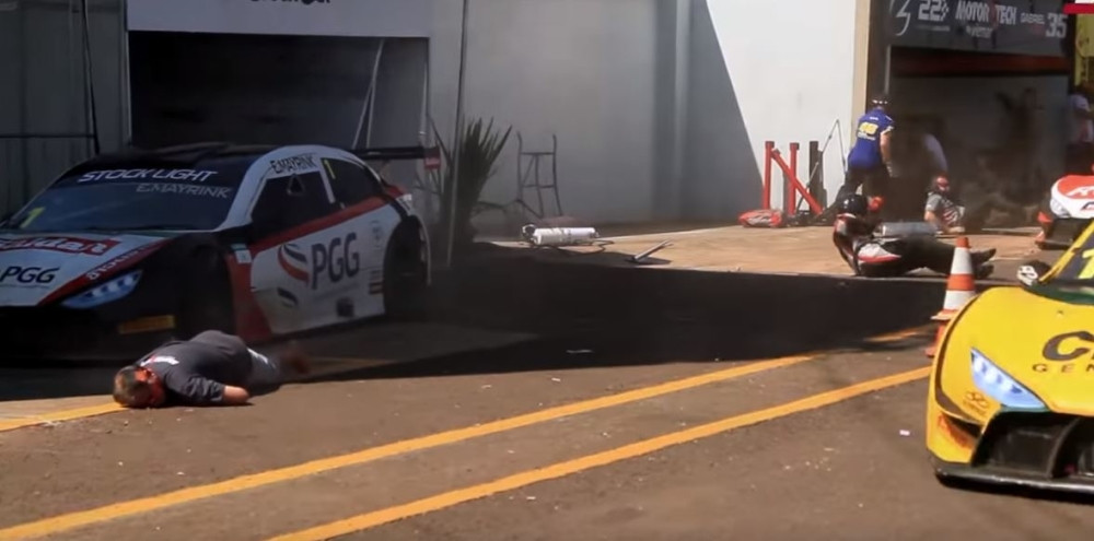 Jezive scene, AUTOMOBIL POKOSIO MEHANIČARE, pogledajte samo čoveka koji BEŽIVOTNO LEŽI! (UZNEMIRUJUĆI VIDEO)