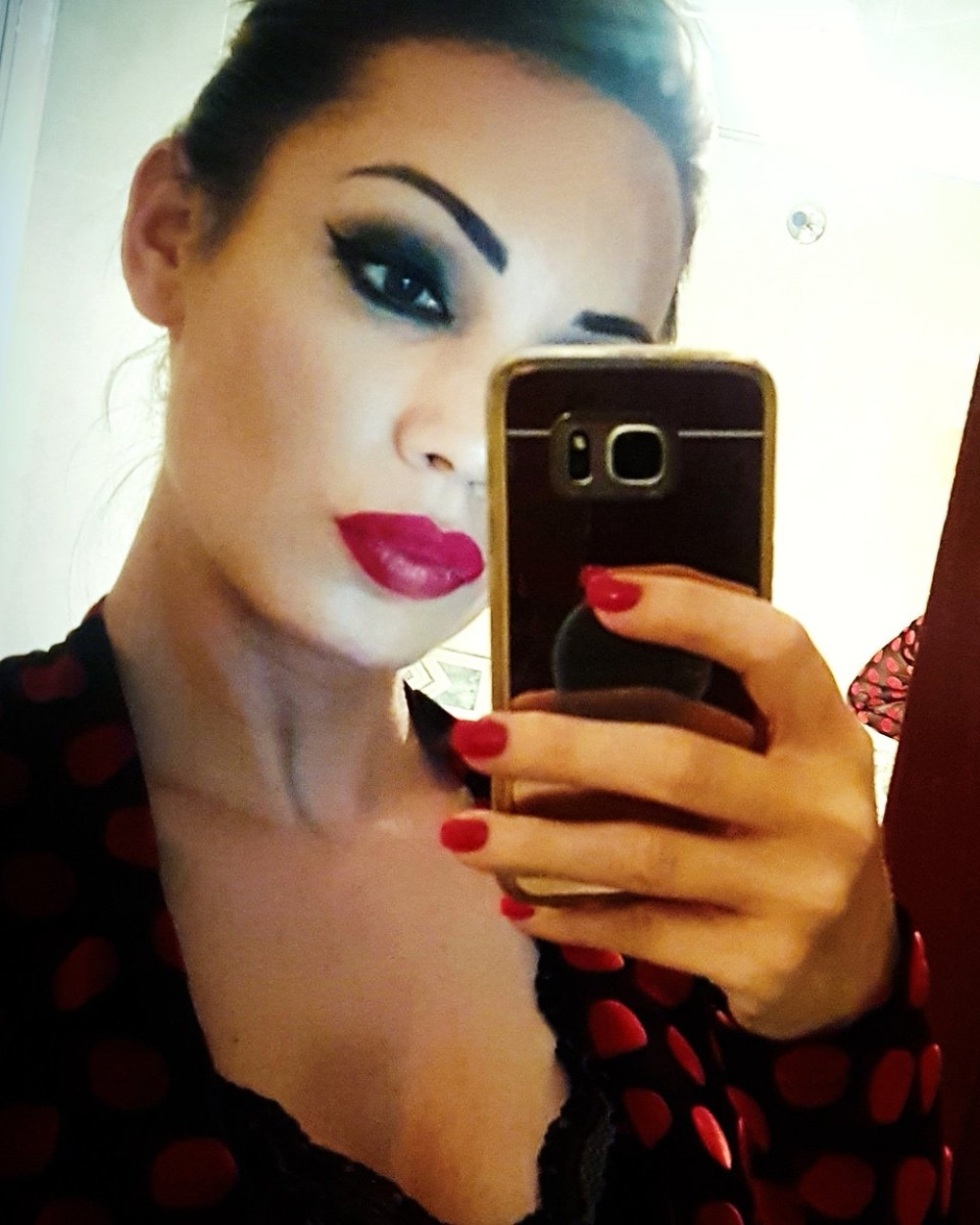 Starleta se otvorila: Imala sam SEKS SA FUDBALERIMA, vole da gledaju U OGLEDALU ŠTA MI RADE! (VIDEO 18 +)