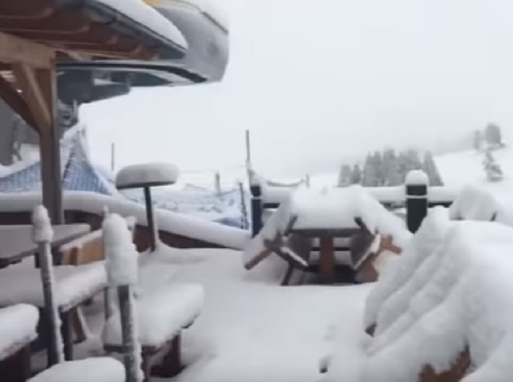 U komšiluku se zabeleo sneg u avgustu kao da je januar! Temperature u minusu!