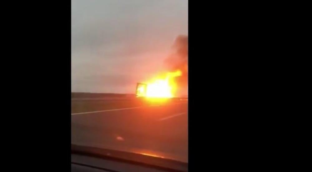 DRAMA KOD RUME Kamion se zapalio nasred puta, vozači imaju ozbiljne probleme!