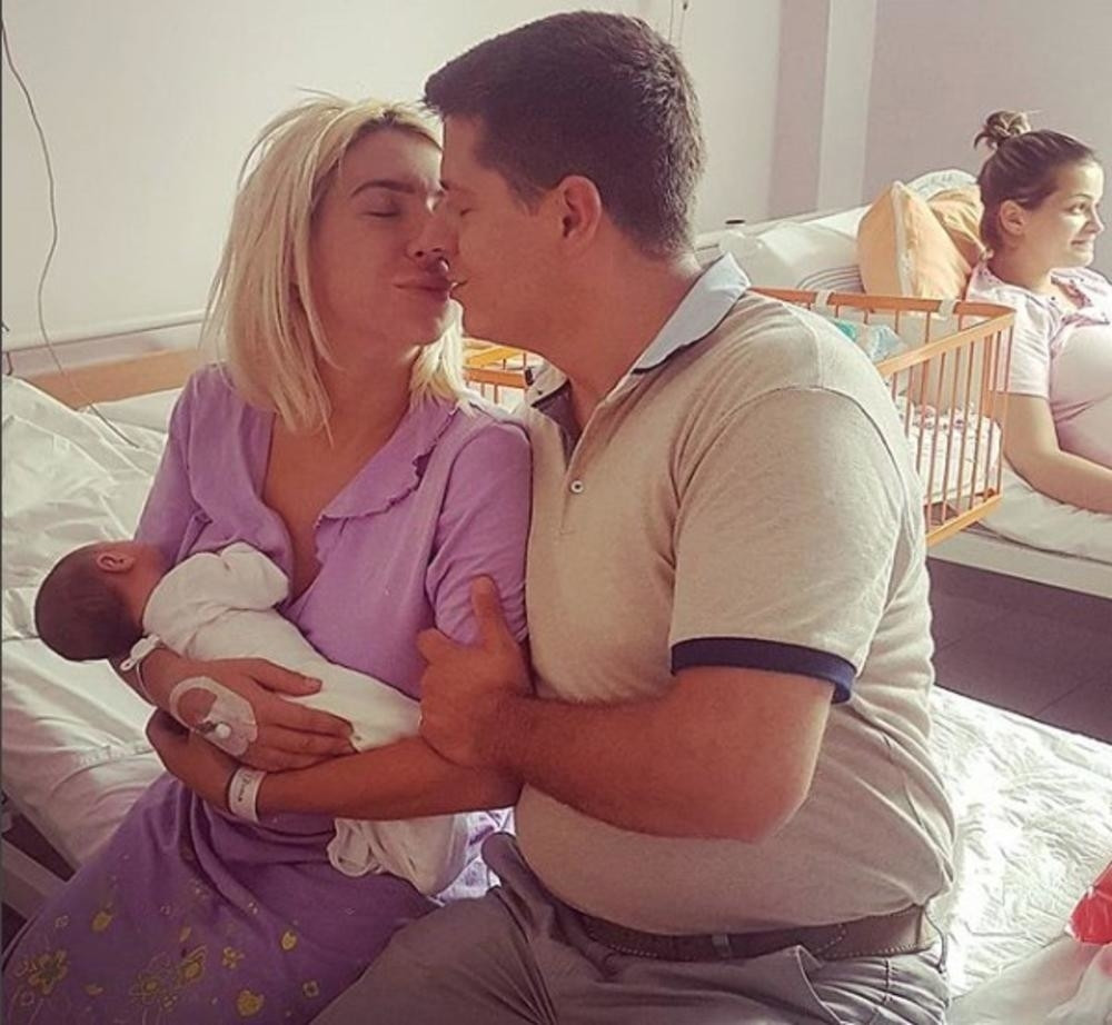 KAO DA NIJE BILA TRUDNA Jovana Jeremić izašla iz porodilišta i svojim izgledom oduvala sve! (FOTO)
