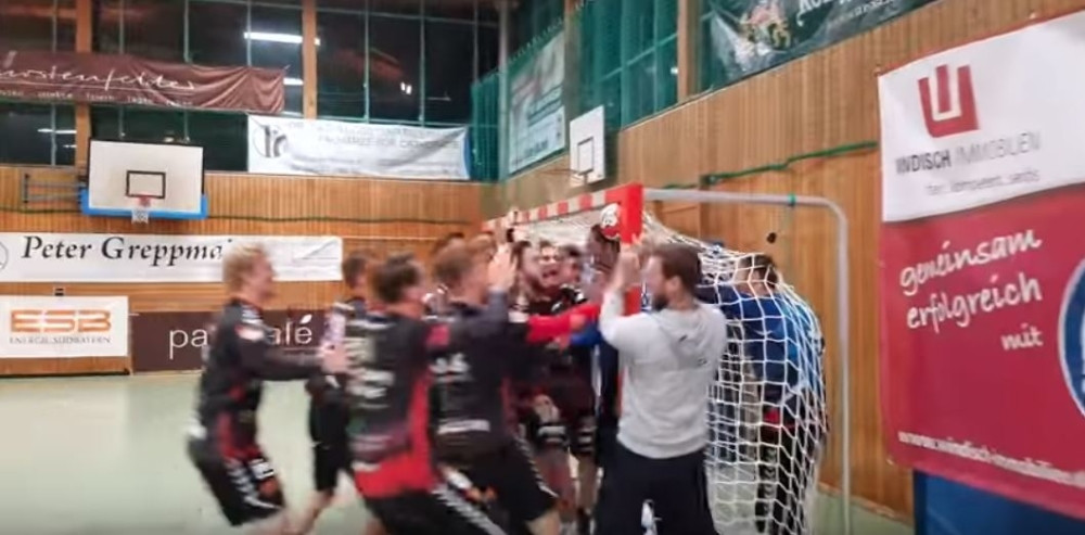 Vreme isteklo, usledio je šut, golman je savladan, lopta je praktično ušla u gol, a onda čudo!