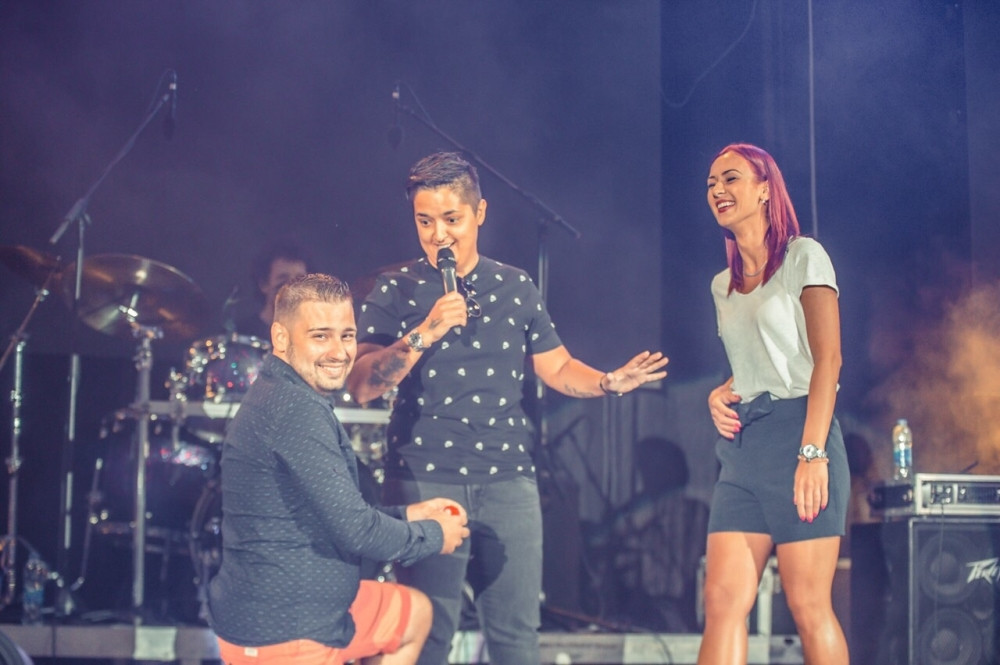 SPEKTAKL U BANJA LUCI: Prosidba na koncertu Marije Šerifović! (FOTO)